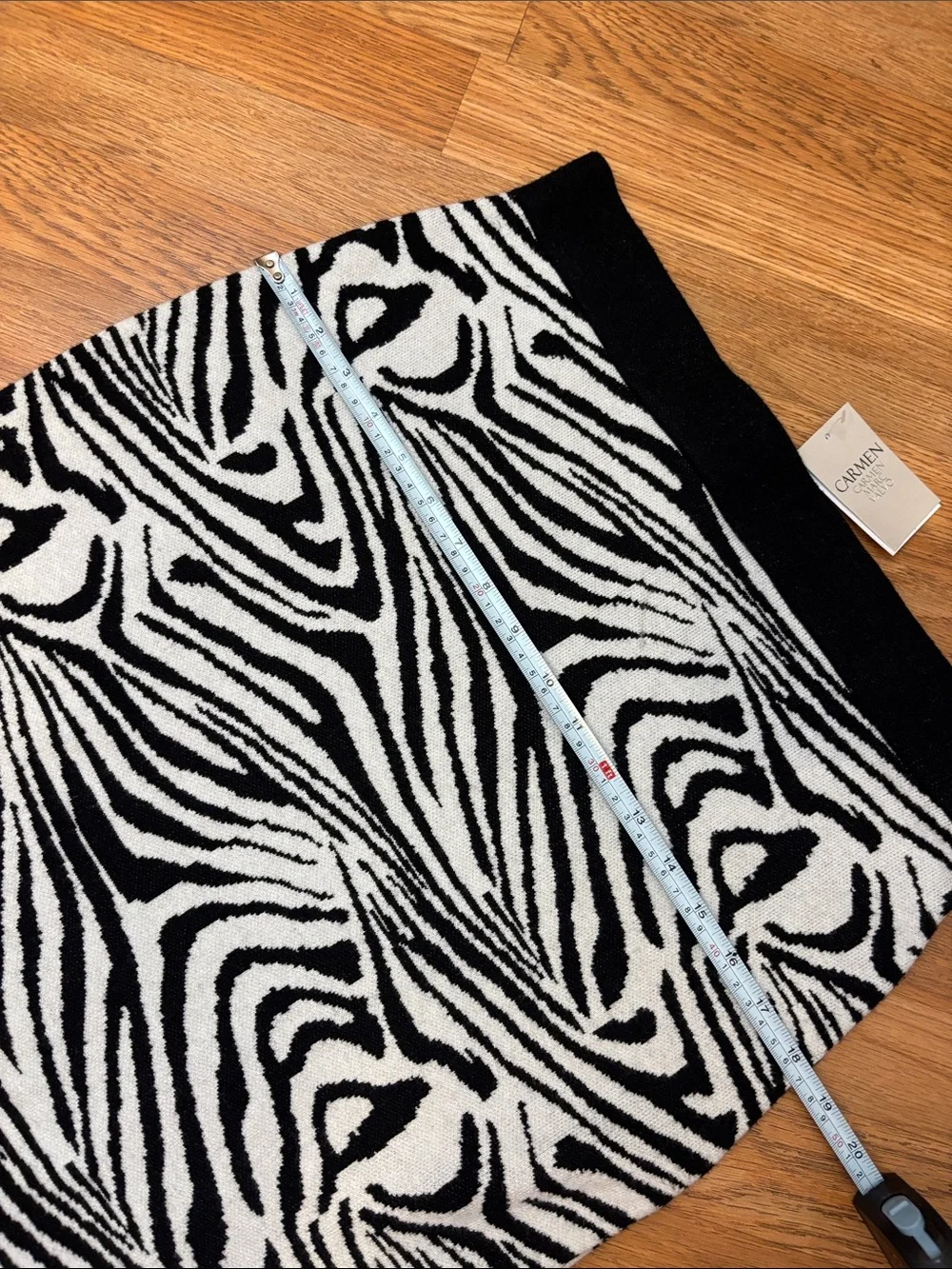 NWT Carmen Marc Valvo Black & White Animal Print Pencil Knit Skirt. Size L